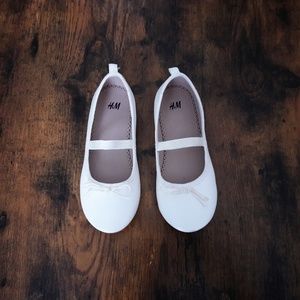 Like New - H&M White Ballet Flat Shoes for girls